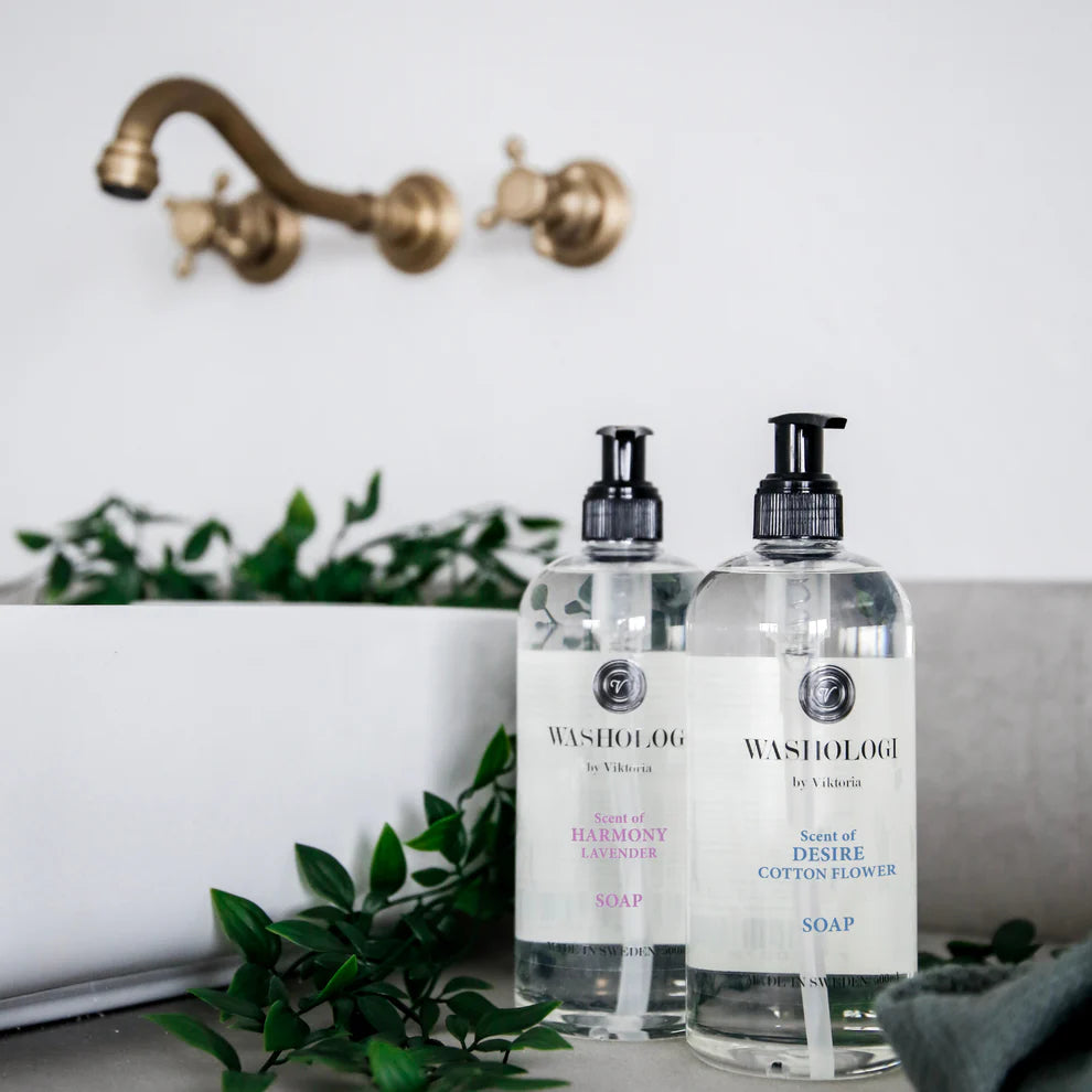 Flytande och miljövänlig tvål från Washologi som står i ett stilrent badrum som andas lyx. Produkterna ser cleana ut och minimalistiska. Ser mycket fräscht ut.