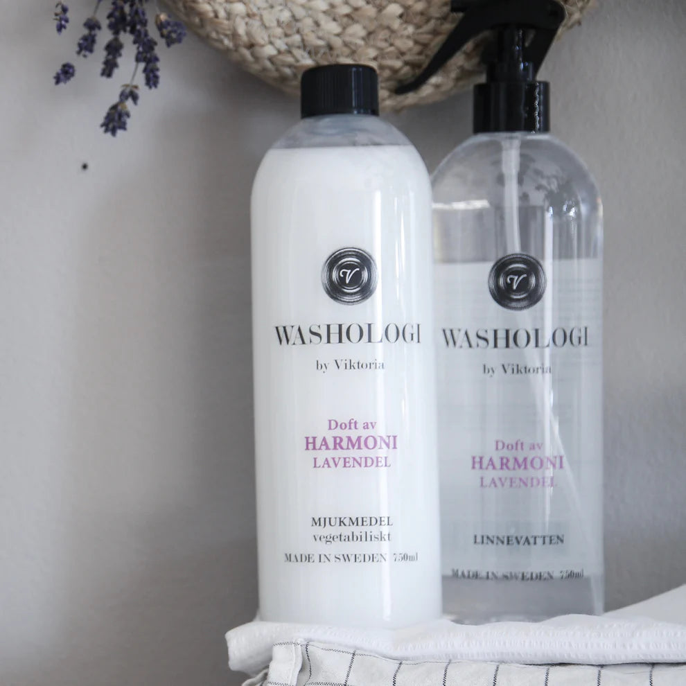 Miljövänligt mjukmedel och linnevatten från Washologi med doft av lavendel- vårdar kläder och ger en fräsch känsla och sprider harmoni i hemmet.