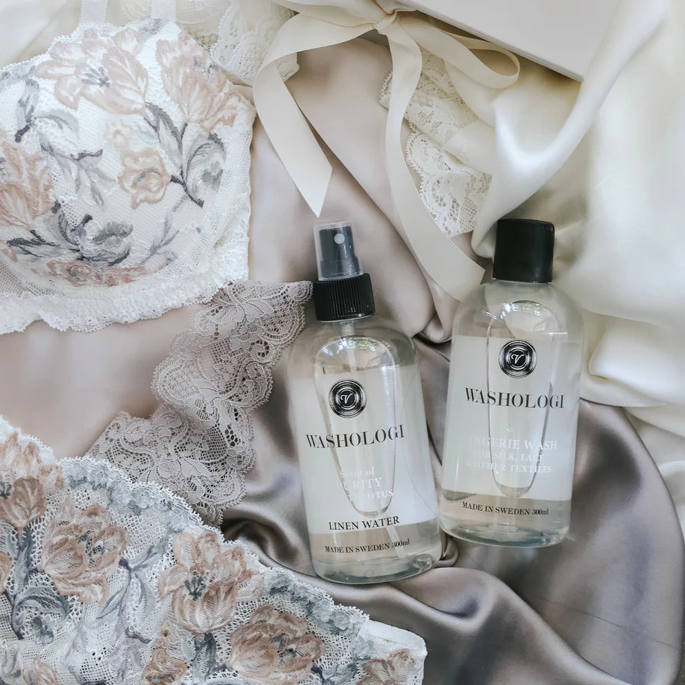 Miljövänligt tvättmedel och linnevatten från Washologi- vårdar dina finaste textilier som spets och silke- bild på linnevatten och tvättmedel som ligger bland fina underkläder i känsligt material.