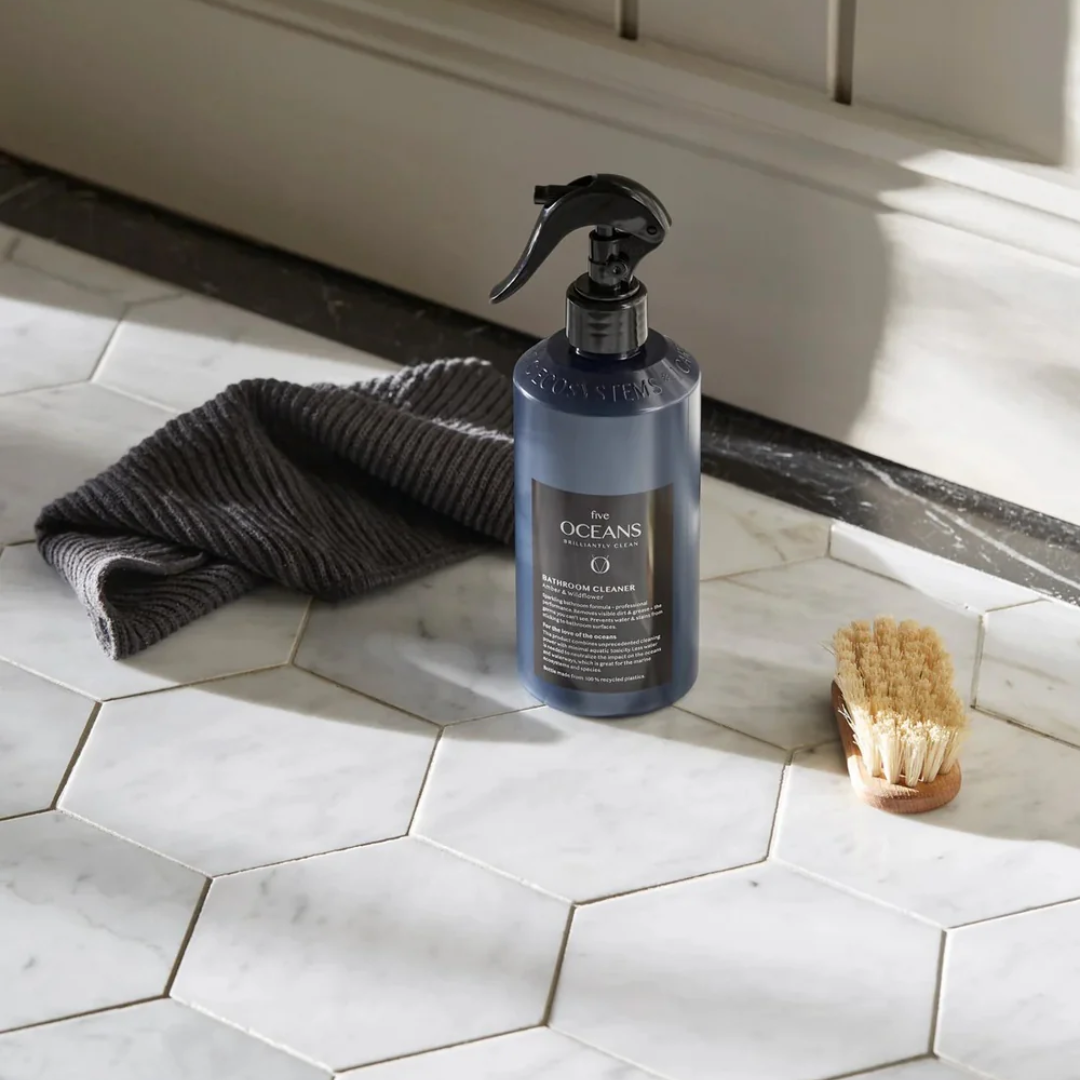 Five Oceans - Bathroom Cleaner- Vita Blommor och Amber - 500 ml i badrum