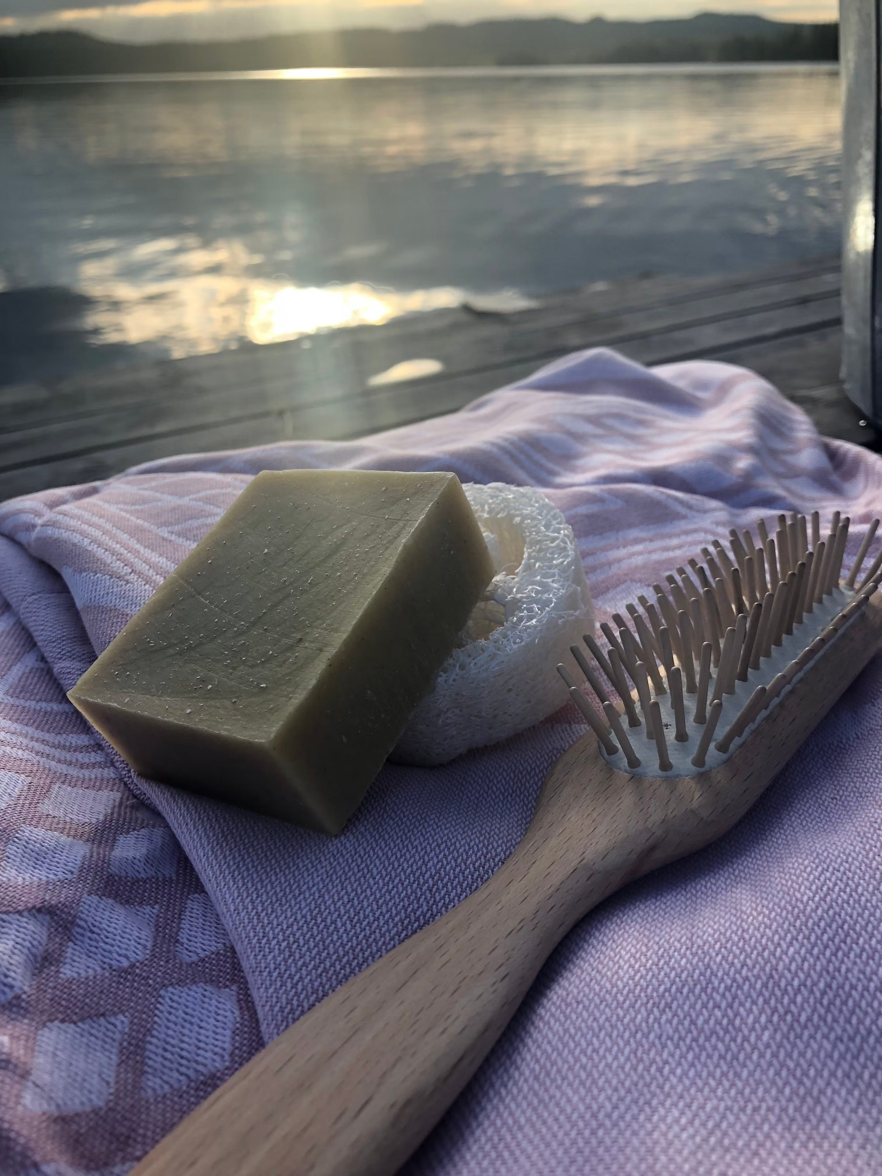 Handgjord tvål  som är miljövänlig och djuprengörande