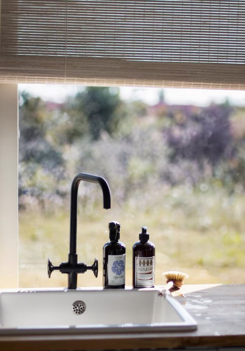 Miljövänligt handdiskmedel från Grunne med doft av lavendel som står på en diskbänk där omgivningen är lantlig. Förespråkar en naturlig livsstil med miljötänk