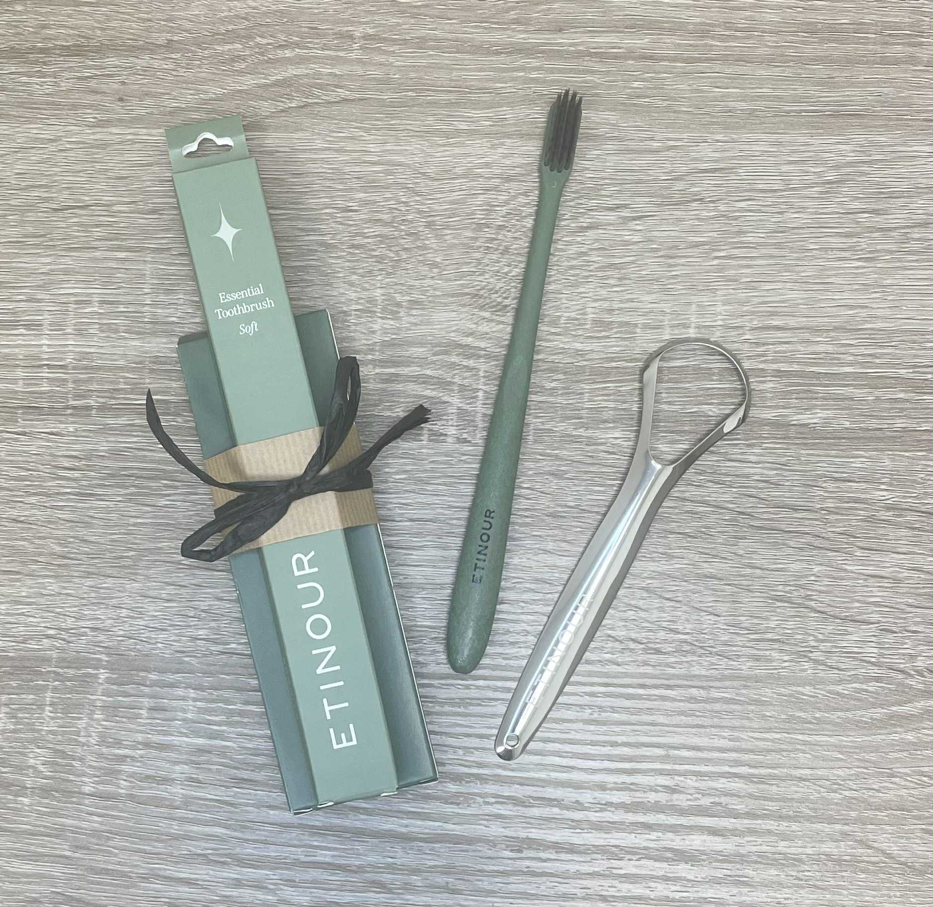 Tandborste i bambu och tungskrapa för god munhygien