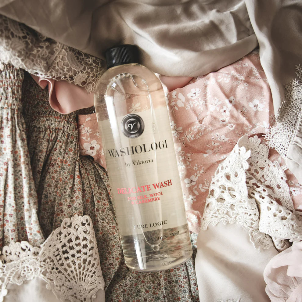 Tvättmedel som ligger bland textilier som kräver ett extra milt tvättmedel med tanke på det skira tyget. Tvättmedlet är sprciellt anpassat för ull, cashmere och silke.